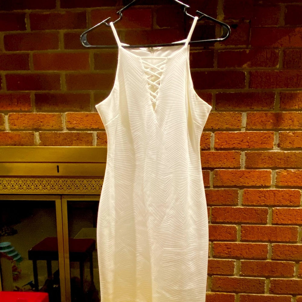 White Guess minidress is perfect for honeymoon, bridal shower, summer outing👗